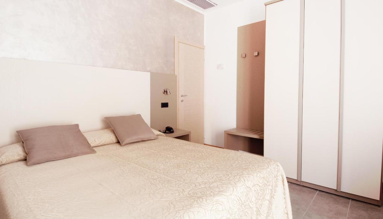 Hotel Aria Di Mare - Bed & Brunch In Centro A Ричоне Екстериор снимка